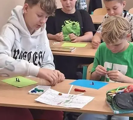 Piątoklasiści lepili ludzi z gliny – lekcja mitu o Prometeuszu
