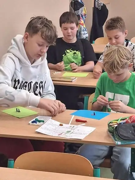Piątoklasiści lepili ludzi z gliny – lekcja mitu o Prometeuszu