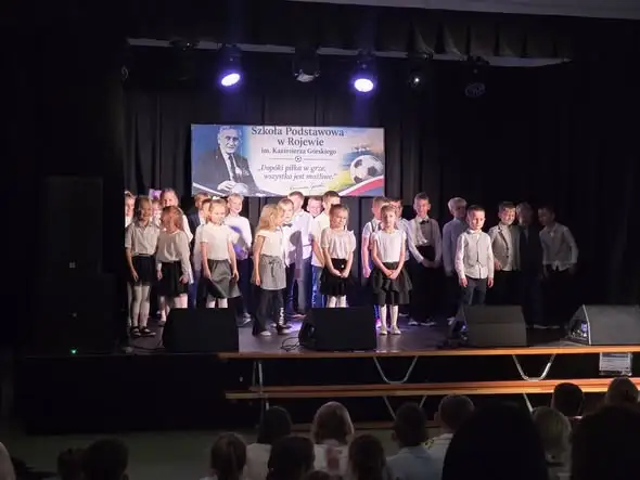 Ślubowanie pierwszaków w Rojewie – 25 uczniów oficjalnie w szkolnej drużynie