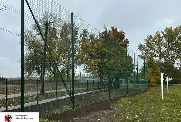 Jaksice: szkolne boisko z nowym ogrodzeniem i piłkochwytami