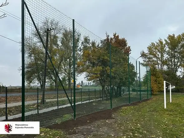 Jaksice: szkolne boisko z nowym ogrodzeniem i piłkochwytami