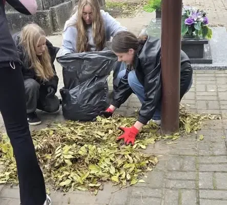 Uczniowie z gminy Rojewo porządkowali opuszczone groby na cmentarzu w Płonkowie